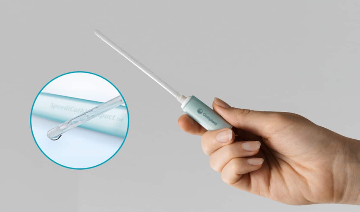 SpeediCath Compact Eve Katheter wird in Hand gehalten daneben eine Vergrößerung der Beschichtung