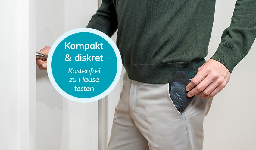 Mann mit Luja Katheter in Hosentasche öffnet Tür und Text auf Bild Kompakt und Diskret