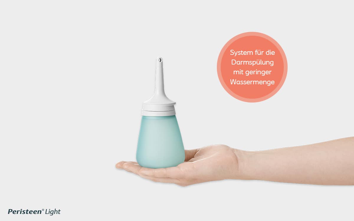Peristeen Light System in Hand mit Störer und Text System für die Darmspülung mit geringer Wassermenge