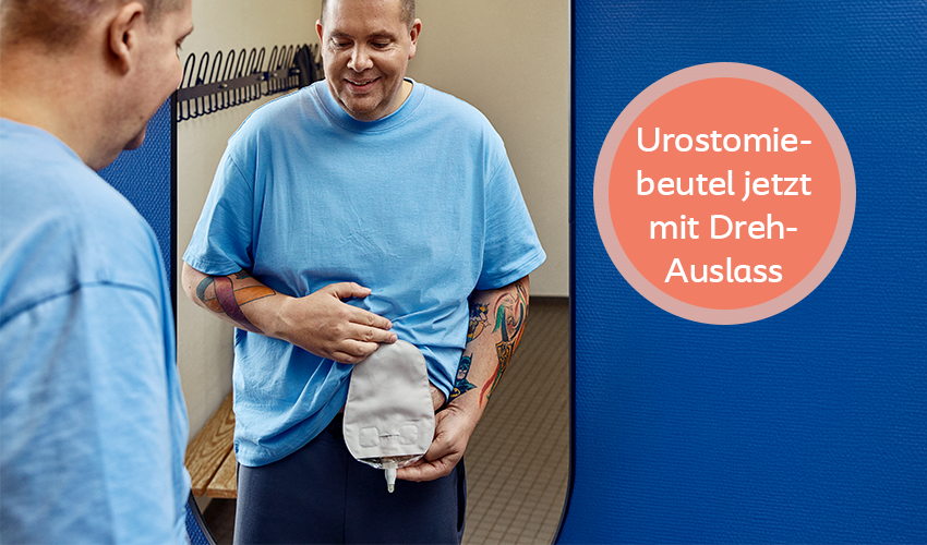Mann in blauem T-Shirt mit Urostomiebeutel am Bauch und daneben Text der neuen Auslass hervorhebt