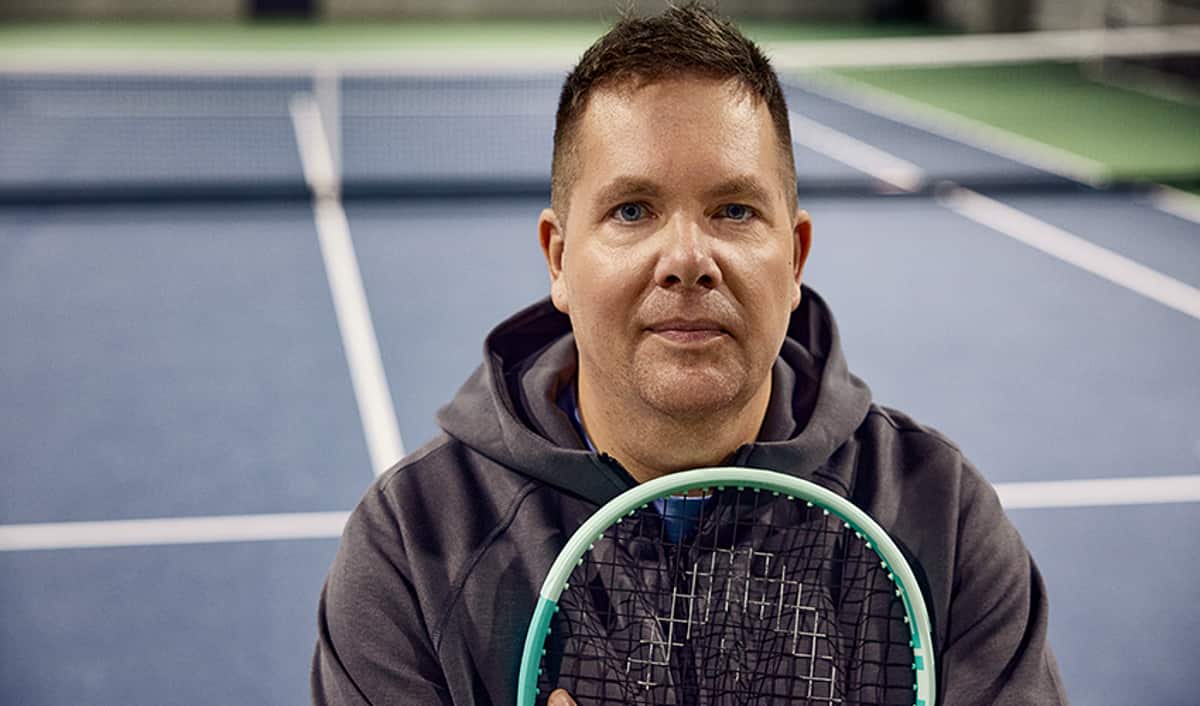 Mann mit Tennisschläger auf Tennisplatz